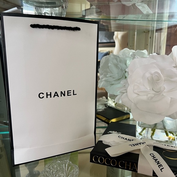 Chanel Tall Shopping Bag Black White - Picture 2 of 4